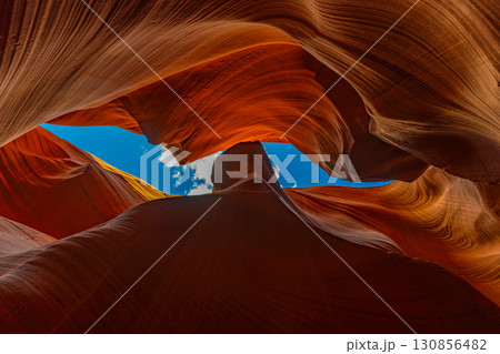 アメリカ　アリゾナ州のロウワーアンテロープキャニオンの風景　グランドキャニオン　グランドサークル 130856482