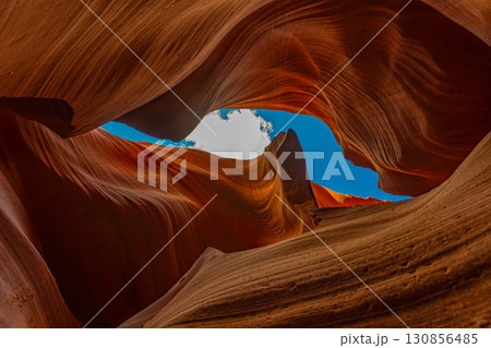 アメリカ　アリゾナ州のロウワーアンテロープキャニオンの風景　グランドキャニオン　グランドサークル 130856485