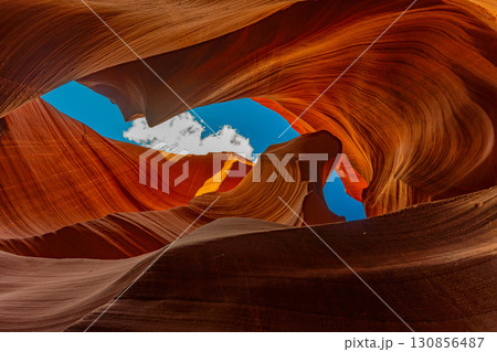 アメリカ　アリゾナ州のロウワーアンテロープキャニオンの風景　グランドキャニオン　グランドサークル 130856487