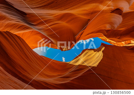 アメリカ　アリゾナ州のロウワーアンテロープキャニオンの風景　グランドキャニオン　グランドサークル 130856500