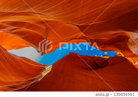 アメリカ　アリゾナ州のロウワーアンテロープキャニオンの風景　グランドキャニオン　グランドサークル 130856501