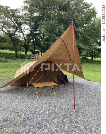 キャンプ場で貼ったテントとタープ キャンプ場で貼ったテントとタープ 130856532