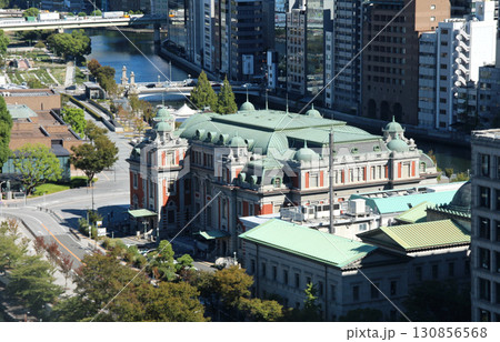 淀屋橋から土佐堀川 大阪市役所 中の島公会堂 中の島図書館を高所から見る 淀屋橋から土佐堀川 大阪市役所 中の島公会堂 中の島図書館を高所から見る 130856568