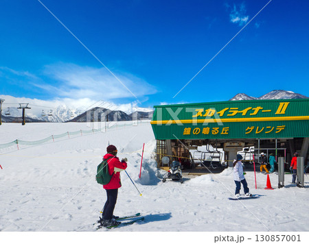 スキーリフト乗り場に向かうスキーヤーとスノーボーダー達 (長野県、白馬、栂池高原) 130857001