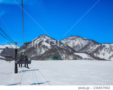 スキー場のリフトに乗って雪山を眺める主観視点の風景 (長野県、白馬、栂池高原) スキー場のリフトに乗って雪山を眺める主観視点の風景 (長野県、白馬、栂池高原) 130857002