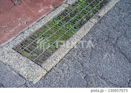 横断側溝・グレーチングの目詰まり 横断側溝・グレーチングの目詰まり 130857073