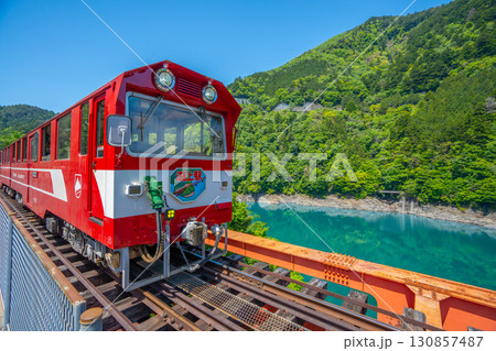 【静岡県】　奥大井湖上駅を発車する電車　井川線 130857487