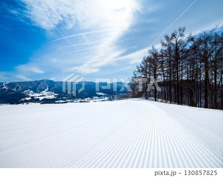 朝一番のゲレンデに広がる美しい圧雪のコーデュロイ模様 (長野県、飯山市、戸狩温泉) 130857825