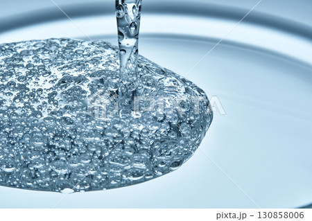 A drop of cosmetic product with abundant bubbles in blue tones. 130858006