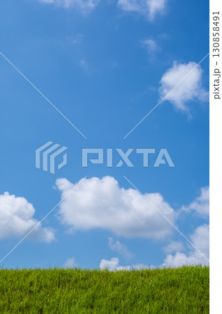 【風景・背景素材】爽やかな青空に浮かぶ雲と草原 【風景・背景素材】爽やかな青空に浮かぶ雲と草原 130858491