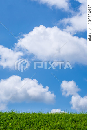 【風景・背景素材】爽やかな青空に浮かぶ雲と草原 【風景・背景素材】爽やかな青空に浮かぶ雲と草原 130858495