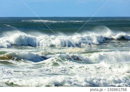 Waves crashing onto Jones Beach near Kiama Downs in the Illawarra 130861798