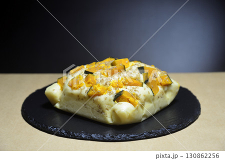 ストーンプレートの上にカボチャの蒸しパン 130862256