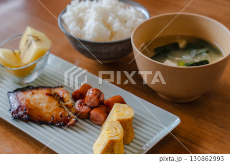 焼き魚と卵焼き、ソーセージ、キウイ、ご飯と味噌汁の和朝食 焼き魚と卵焼き、ソーセージ、キウイ、ご飯と味噌汁の和朝食 130862993