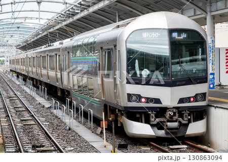 【瀬戸大橋線】高松駅で待機する快速マリンライナー 130863094