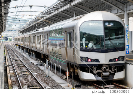 【瀬戸大橋線】高松駅で待機する快速マリンライナー 130863095