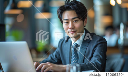 笑顔でパソコンに向かうビジネスマン 130863204
