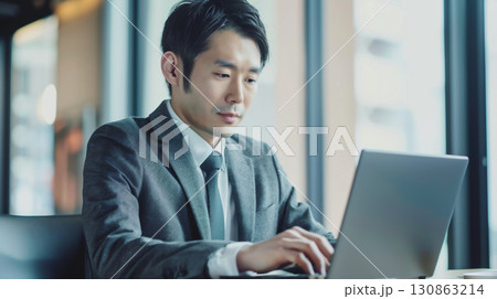 スーツ姿でパソコンに向かう男性 130863214