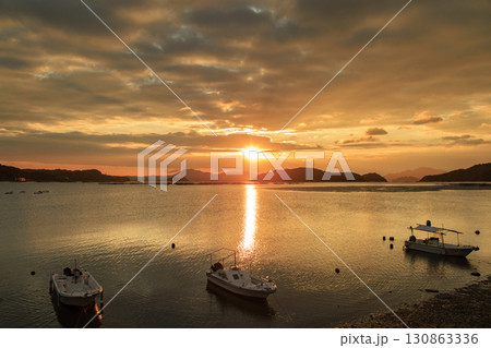 瀬戸内の漁港に昇る朝陽とサンロード 130863336