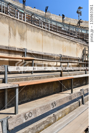 フランス・ニームの古代ローマ円形闘技場、観客席（2025年8月13日撮影） 130863361