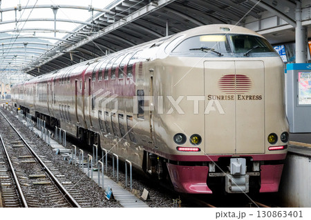【瀬戸大橋線】高松駅に停車するサンライズ瀬戸 【瀬戸大橋線】高松駅に停車するサンライズ瀬戸 130863401