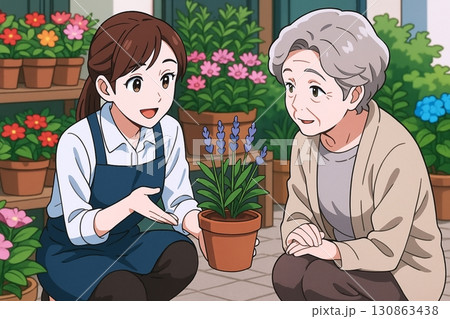 花屋で年配のお客様に鉢植えを紹介する女性店員 130863438
