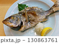 関西ではチヌと呼ばれるクロダイの塩焼きの写真 130863761