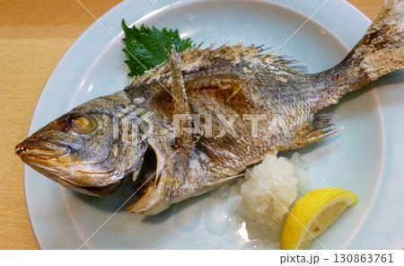 関西ではチヌと呼ばれるクロダイの塩焼きの写真 130863761