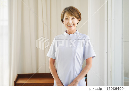 理学療法士のミドル女性 130864904