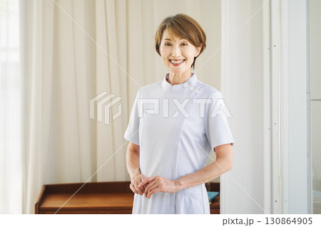 理学療法士のミドル女性 理学療法士のミドル女性 130864905