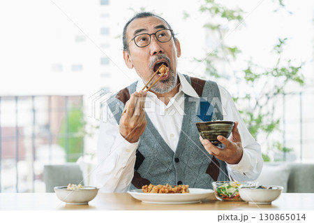 美味しそうにご飯を食べるシニア男性 130865014