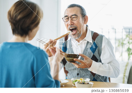 家で元気にご飯を食べるシニア男性 130865039