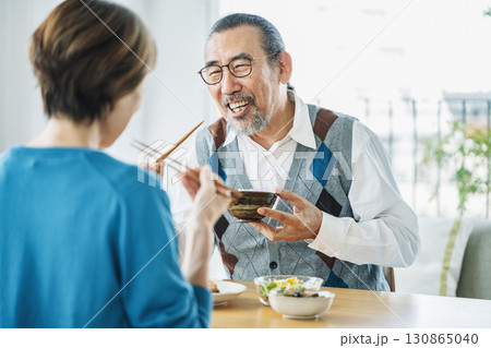 家で元気にご飯を食べるシニア男性 家で元気にご飯を食べるシニア男性 130865040