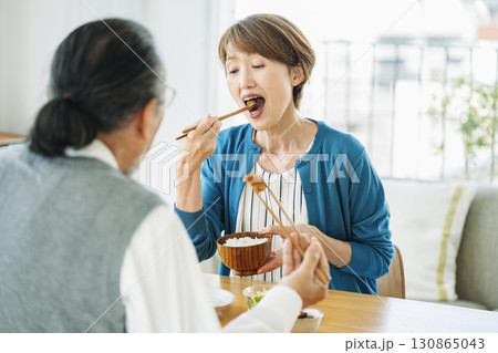 家で元気にご飯を食べるミドル女性 家で元気にご飯を食べるミドル女性 130865043