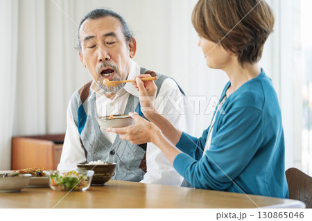 ご飯を食べさせてもらうシニア男性 130865046