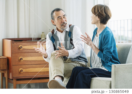 家のリビングで会話をするシニア夫婦 家のリビングで会話をするシニア夫婦 130865049
