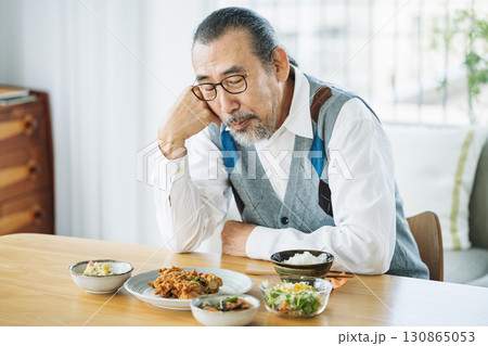 体調不良で食欲が無いシニア男性 130865053