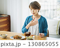 体調不良で食欲がないミドル女性 130865055