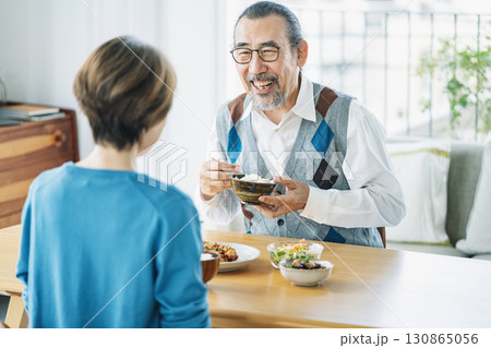 家で楽しくご飯を食べるシニア夫婦 家で楽しくご飯を食べるシニア夫婦 130865056