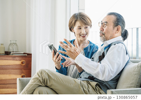 家のソファーで話をするシニア夫婦 130865057