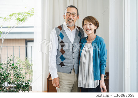 仲が良いシニア夫婦のポートレート 仲が良いシニア夫婦のポートレート 130865059
