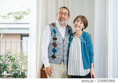 仲が良いシニア夫婦のポートレート 130865060