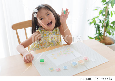 消しゴムはんこを押す子供 130865613