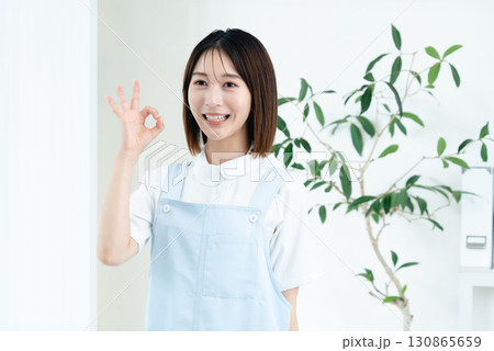 歯科スタッフの女性 130865659