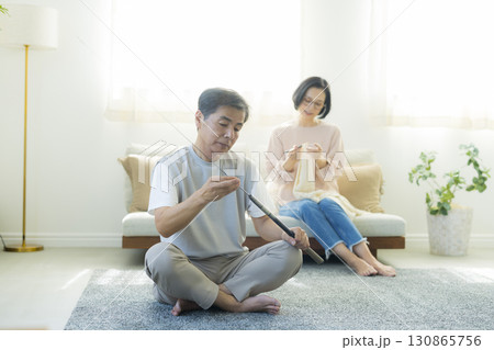 趣味を楽しむ夫婦 130865756
