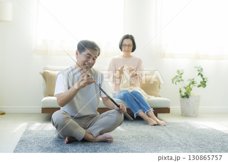 趣味を楽しむ夫婦 130865757