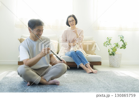 趣味を楽しむ夫婦 趣味を楽しむ夫婦 130865759