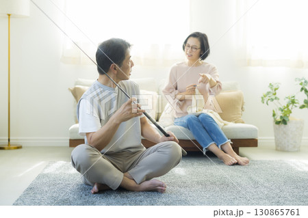 趣味を楽しむ夫婦 趣味を楽しむ夫婦 130865761