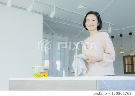 食器を洗うミドル女性 食器を洗うミドル女性 130865762