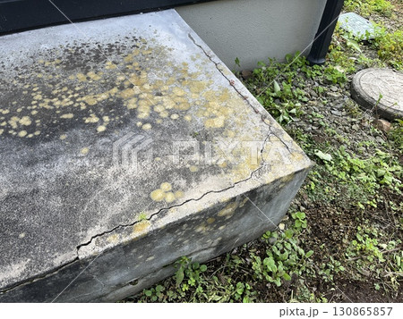 ひび割れたコンクリート ひび割れたコンクリート 130865857
